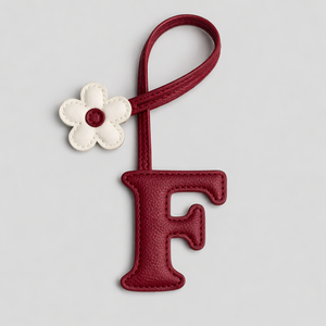 Cadeaux souvenirs, porte-clés en cuir avec lettres initiales de l'alphabet en forme de cœur - Product Image 2