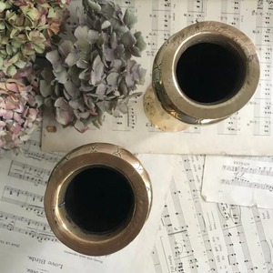 Vase en métal gravé Design Vintage classique Porte-fleurs décoratif intemporel Parfait pour la décoration intérieure et l'affichage traditionnel - Product Image 5