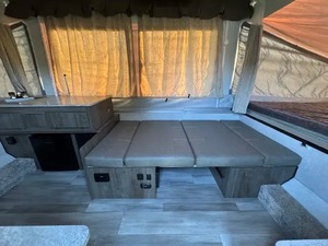 Autocaravana Usada F-o-r-e-s-t R-i-v-e-r RV Rock-wood F-r-e-e-d-o-m S-e-r-i-e-s 1940LTD 2022 Lista para la Venta - Product Image 2