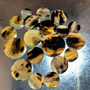 Botón de cuerno de búfalo de calidad superior 100% Natural (2) Color POR HF CRAFTS - Product Image 1