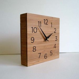 Elegante Reloj de Pared de Madera de Mango con Marcadores de Tiempo Audaces para un Estilo Contemporáneo en el Hogar y la Oficina en venta - Product Image 4