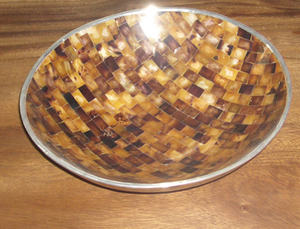 Coquille de Mabe brune découpée, bijou artisanal rond de 30 cm avec motif argenté, style corne polie - Product Image 4