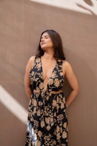 เดรสสีดำลายดอกไม้แบบเว้าช่วงเอว ความยาวปานกลาง คอวีลึก ซักได้ เหมาะสำหรับงานเลี้ยงตอนเย็นในฤดูร้อน - Product Image 4