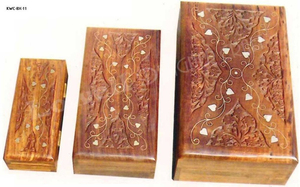 Joyero de madera hecho a mano con acabado pulido tallado floral utilizando técnicas tradicionales para almacenar pequeños tesoros - Product Image 3