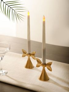 Portavelas de metal con aspecto pulido, perfecto para una decoración contemporánea y elegantes interiores de casas - Product Image 6