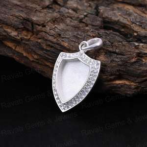 Pendentif de haute qualité en argent 925, 12x9 mm, bouclier entouré de zircon, demi-monture plaquée or 14 carats, serti de résine - Product Image 2