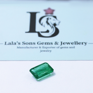 Esmeralda Zambiana 100% Natural de 3.95 Quilates. Piedra de Nacimiento de Mayo de Color Verde Medio en Forma de Octágono para Hacer Pendientes Colgantes al Mejor Precio - Product Image 3