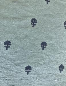 ผ้าฝ้ายพิมพ์ลายด้วยมือ ลายดอกไม้แบบมินิมอล ดีไซน์บูติ |   ผ้าสีเขียวเซจลายชนเผ่าอินเดีย - Product Image 2