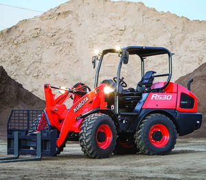Chargeuse sur pneus Kubota R530 à forte capacité de charge, conception compacte, équipement de terrassement pour la construction et l'agriculture, vente chaude - Product Image 1
