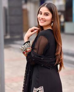 Ensemble haut-palazzo de qualité supérieure, haut en georgette lourd avec un palazzo magnifiquement brodé et un dupatta entièrement cousu - Product Image 5