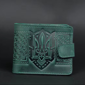 กระเป๋าสตางค์หนังแท้ลายนูนสีเขียวทำด้วยมือพร้อมฝาปิดแบบสแนปและสลักสัญลักษณ์ชนเผ่า - Product Image 1