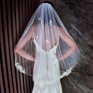 Peigne à cheveux Bridella M33-W en dentelle et tulle ivoire, confortable et sécurisé, décoration de cheveux élégante pour mariages, bals et événements formels - Product Image 4