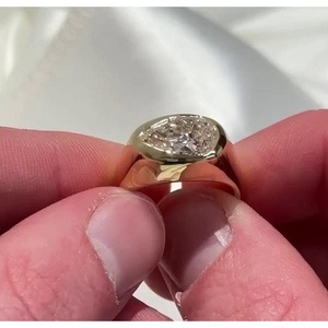 Anillo de Compromiso con Diamante de Laboratorio en Forma de Pera de 2.00ct, Certificado IGI D-E-F VVSVS, Moderno Solitario de Oro - Product Image 3
