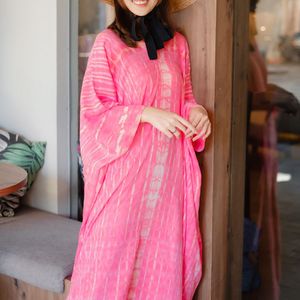 Abaya Kaftan rose élégant pour femme avec manches fluides Tissu léger de qualité supérieure pour les centres de villégiature et un usage quotidien - Product Image 2