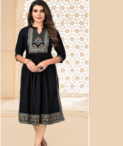 Rayonne de style ethnique à la mode avec impression en feuille d'aluminium et travail en miroir Kurtis fantaisie de grande taille pour les femmes indiennes et pakistanaises - Product Image 1