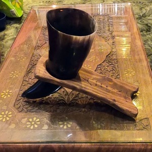 Ensemble à boire Viking en corne naturelle écologique de qualité supérieure avec support Tasse médiévale faite à la main Style religieux et animal - Product Image 1