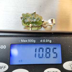 Pendentif en cristal de moldavite brute Collier de moldavite fait à la main Bijoux de guérison authentiques Cadeau tendance élégant pour elle - Product Image 3