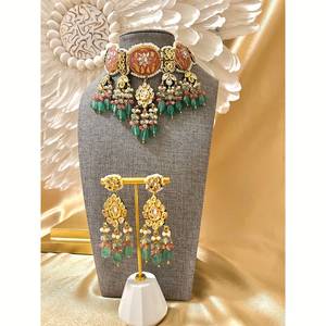 Conjunto de collar Meenakari de melocotón dorado y verde, conjunto de gargantilla de boda india con pendientes, collar Meenakari inspirado en La Reina, joyería - Product Image 1