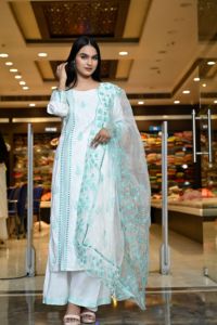 Conjunto de 3 Piezas de Rayón con Bordado Blanco para Fiesta, Ropa Étnica Elegante Hecha a Mano en India para Mujer, Largo hasta la Rodilla, Corte en A, Sin Mangas - Product Image 3