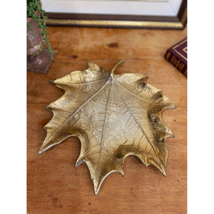 Assiette de service en métal texturé en forme de feuille creuse unique conçue pour une pièce maîtresse de table de présentation de fruits élégante ou une utilisation décorative - Product Image 2