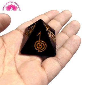 Pyramide en agate noire Feng Shui avec symbole Reiki gravé - Product Image 4