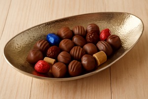 Bandeja decorativa de metal para servir, Perfecta para servir chocolates, dulces y delicias festivas en un estilo lujoso - Product Image 6