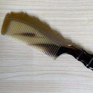 BUFFALO COULEURS CORNE BUFFALO VENTE EN GROS Peignes en corne antistatique naturels pour les cadeaux de vacances par l'artisanat en croissant - Product Image 1