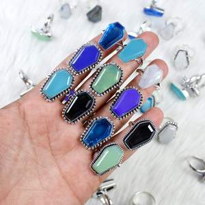 Belle qualité Multi couleur Onyx pierres précieuses anneaux concepteur en gros Collet anneaux fabrication de bijoux pour la vente au détail - Product Image 1