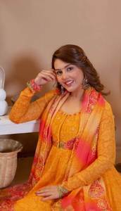 Salwar Kameez traditionnel léger et doux à motifs floraux, imprimé culturel occidental, couleur jaune, col rond, long Tebbi Orgenza - Product Image 6