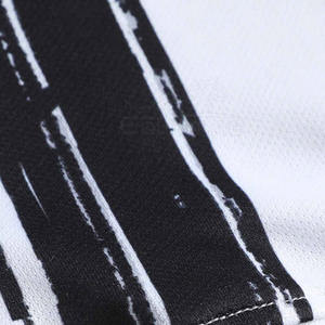 Conjunto de Jersey y pantalones cortos en blanco y negro, conjunto de atleta de entrenamiento de equipo personalizado de tamaño adulto, uniforme de fútbol por sublimación de secado rápido transpirable - Product Image 6