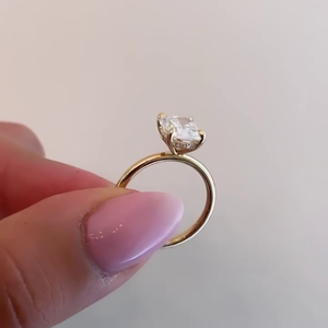 Anillo Solitario de Diamante con Corte Cojín Alargado en Oro Amarillo de 2.10 Quilates, Certificado por IGI - Product Image 2