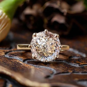 Anillo de Compromiso de Moissanita, Anillo de Boda Solitario Catedral, Regalo de Aniversario para Ella, Joyería Elegante con Corte Redondo Brillante - Product Image 6