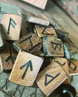 Set Rune Viking Kayu 24 Buah Buatan Tangan Ramah Lingkungan Tahan Lama Dapat Digunakan Kembali Kantong Katun/Linen Batu Rune Spiritual Nordik Terukir