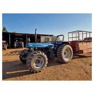 Tracteur agricole à cabine ouverte avec interrupteur de prise de force, pneus lisses et leviers de commande hydrauliques arrière - Product Image 5