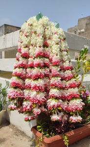 มงกุฎดอกไม้ผ้าสีเหลืองและสีชมพูเหมาะสําหรับงานปาร์ตี้ที่บ้านและงานแต่งงานตกแต่งประดิษฐ์และสังเคราะห์เพื่อความงามที่ยั่งยืน - Product Image 3