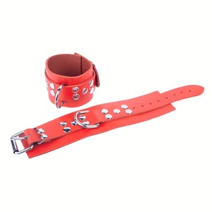 Menottes en cuir rouge avec boucle en D métallique, équipement de bondage, menottes en cuir de vache véritable - Product Image 1