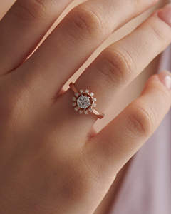 Calidad Premium Rollover Halo Round Cut Diamond Basket Lab Grown Diamond Solitaire Ring Prong Set 18K Anillo de oro sólido para ella - Product Image 4