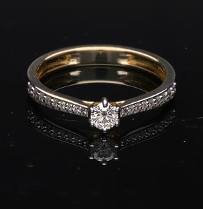 Anillo de compromiso solitario de oro de 14 quilates con centro de diamante redondo natural 0.33CTW y banda de diamantes Pave-Set en diseño clásico elegante - Product Image 1