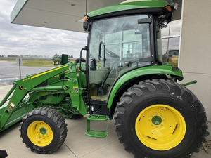 Tractor agrícola John Deere de 60HP, tractor utilitario compacto de 66HP con tracción en las cuatro ruedas, transmisión eHydro, cargador frontal, retroexcavadora, cabina lista para usar, en venta. - Product Image 4