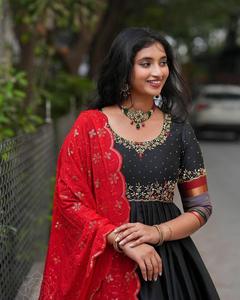 Ensemble de robe et de dupatta en mousseline de coton de qualité supérieure pour les fêtes, avec de belles broderies fantaisie et des imprimés, bordure en dentelle - Product Image 2