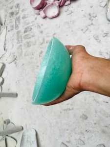 Cuencos modernos redondos de resina de gran tamaño para frutas y ensaladas con cuencos hechos a mano de alta calidad en varios colores gratis - Product Image 2