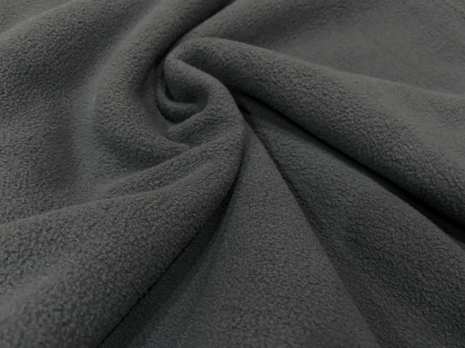 Gris oscuro
