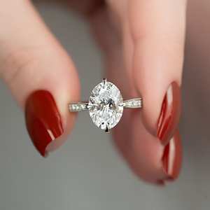 Anillo Vintage hecho a mano con solitario de moissanita ovalada alargada de 4,41 CT y banda de media eternidad de diseñador para boda o regalo - Product Image 1