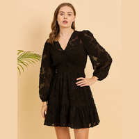 Robe courte en georgette transparente chic sur mesure avec boutons sur le devant et détails froncés convient aux clients et revendeurs de boutique