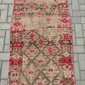 Alfombra vintage de 2.6x11.8 pies, alfombra turca, alfombra de lana con motivos de plantas y árboles rojos - Product Image 5