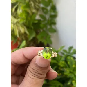 Anillo de Oro de 14k con Peridoto y Diamantes, Joyería Elegante para Mujer - Product Image 1