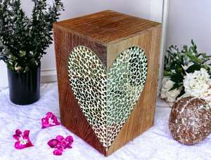 Crémation en bois artisanale belle urne pour cendres humaines grand demi-coeur Lippan Art Design urnes pour cendres humaines - Product Image 4