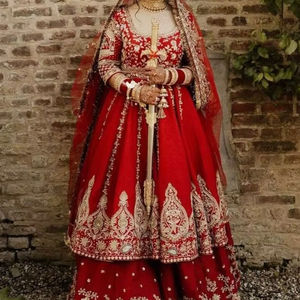 Robe de mariée traditionnelle indienne et pakistanaise, peplum, lehenga et dupatta, avec un design 2025 et des broderies élégantes pour les mariages - Product Image 1