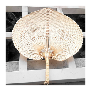 Éventail à main en forme de feuille de bambou du Vietnam Souvenir écologique fait à la main en gros pour la décoration de mariage rustique et l'utilisation de refroidissement quotidienne - Product Image 1