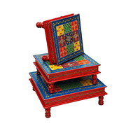 Ensemble de 3 chaises de prière en bois Pooja Chowki Bajot, artisanales, avec peinture en relief Patla, design traditionnel pour la décoration de la maison et du temple